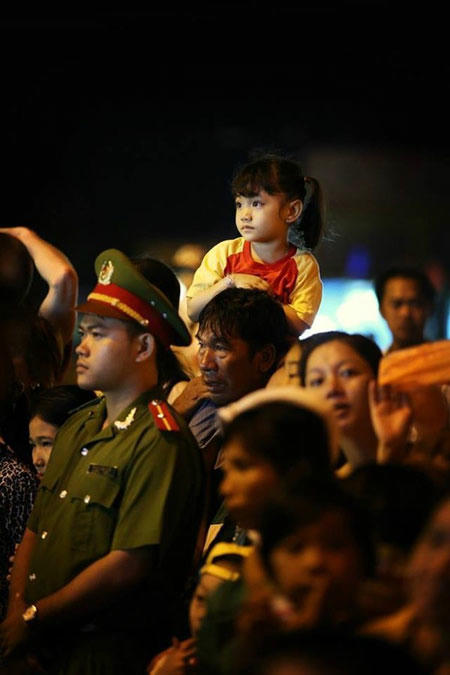 Người cha khắc khổ cõng cô con gái nhỏ trên vai xem rước đèn 2  (Ảnh: Minh Tuấn Võ)