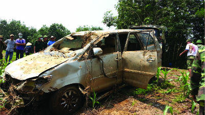 Chiếc xe được tìm thấy sau hơn 2 ngày bị cuốn trôi