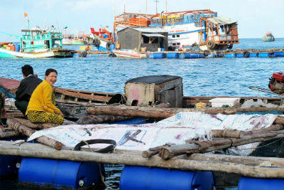 Bè nuôi cá của cư dân trên đảo nhấp nhô theo sóng biển