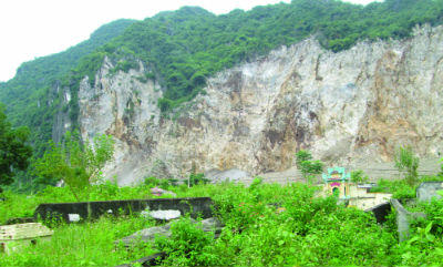 Mỏ đá Lèn Cò đang uy hiếp nơi an nghỉ của người quá cố