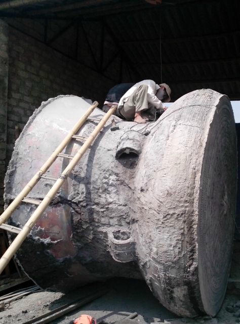 Trống đang được người thợ hoàn thiện qua từng công đoạn