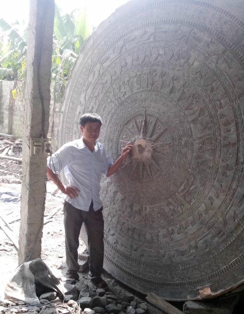 Nghệ nhân Lê Văn Bảy bên tác phẩm để đời của mình