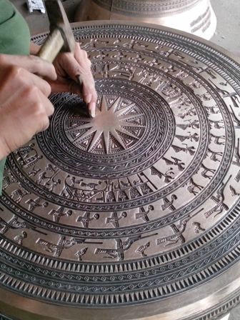 công đoạn nào của việc đúc trống cũng đòi hỏi sự công phu tỷ mỷ