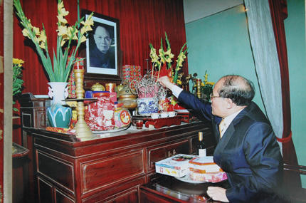 Chủ tịch Quốc hội Nguyễn Sinh Hùng thắp hương tưởng nhớ cố TBT Trường Chinh. Ảnh do gia đình cung cấp.