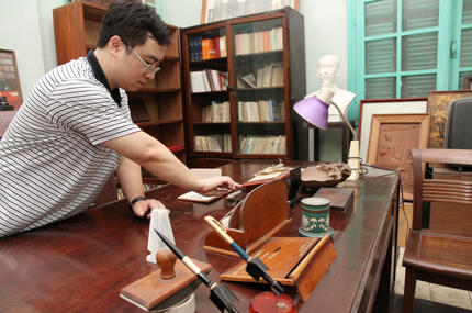 TS Đặng Xuân Phương đang tu tác phòng làm việc của người ông kính yêu của mình. Ảnh: Chí Cường