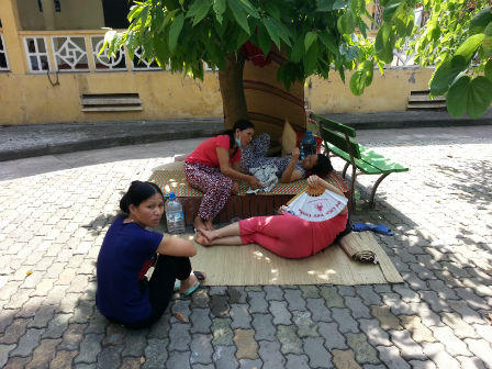 Hàng ngàn người vạ vật trong bệnh viện dưới cái nắng 39 độ C