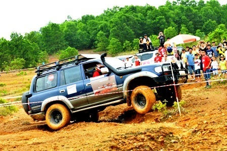 Mãn nhãn với màn đua ô tô địa hình giữa lòng Hà Nội