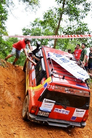Mãn nhãn với màn đua ô tô địa hình giữa lòng Hà Nội