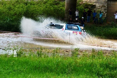 Mãn nhãn với màn đua ô tô địa hình giữa lòng Hà Nội