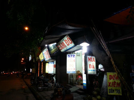 Cà phê bóng đá hốt bạc, phố cầm đồ rực sáng thâu đêm mùa World Cup