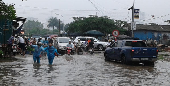 Ngán ngẩm sự cố do Hà Nội ngập sâu
