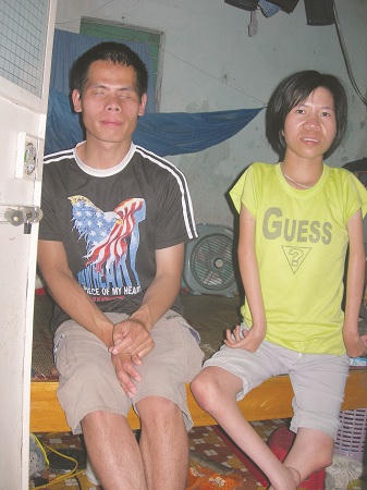 Cổ tích tình yêu của cặp đôi 'vợ làm mắt, chồng làm chân'