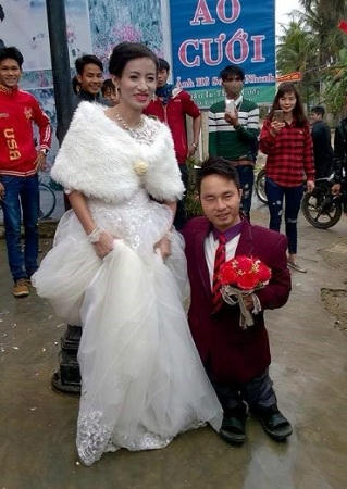 Quà đặc biệt tặng 'nàng Bạch Tuyết' vượt 2000 km cưới 'chú lùn'
