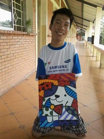 Vượt lên nỗi đau da cam, chàng trai dùng miệng vẽ tranh