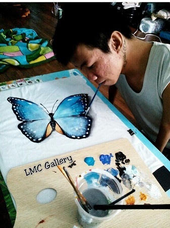 Vượt lên nỗi đau da cam, chàng trai dùng miệng vẽ tranh