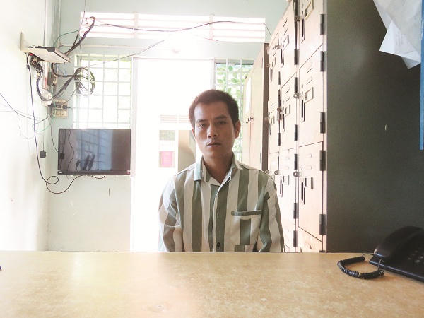 Mối tình trần tục đầy máu và nước mắt của thầy tu trẻ