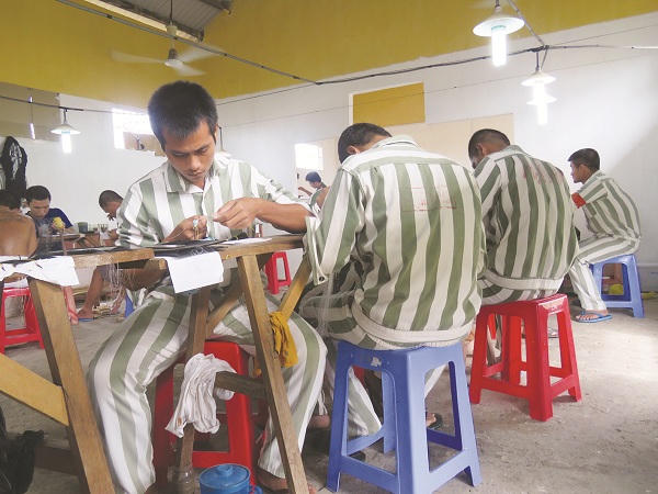 Mối tình trần tục đầy máu và nước mắt của thầy tu trẻ