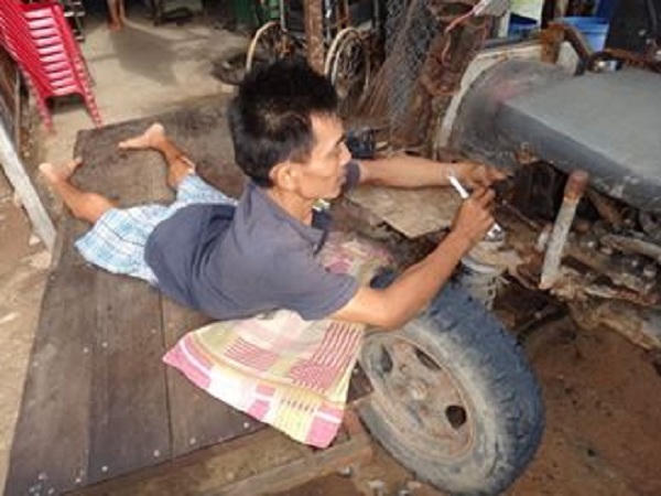 Nghị lực phi thường của người thợ cơ khí liệt nửa người, mất 96% sức khỏe