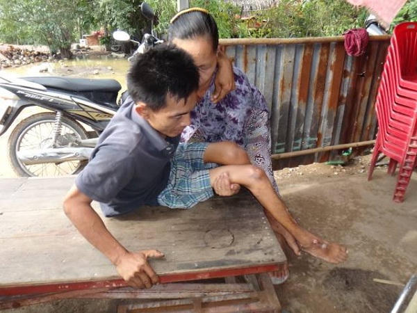 Nghị lực phi thường của người thợ cơ khí liệt nửa người, mất 96% sức khỏe