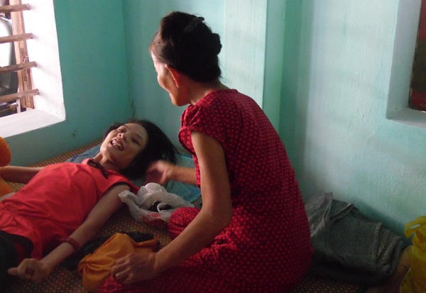 Người phụ nữ 37 năm “lẻ bóng” chăm con gái nuôi tâm thần