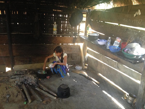 Xót xa trước cảnh ba đứa trẻ mồ côi gào khóc gọi cha mẹ trong căn nhà rách nát