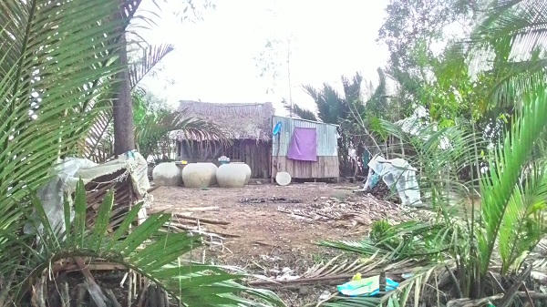 Chém vợ rồi uống thuốc sâu không chết nên tự bấm số gọi điện báo công an