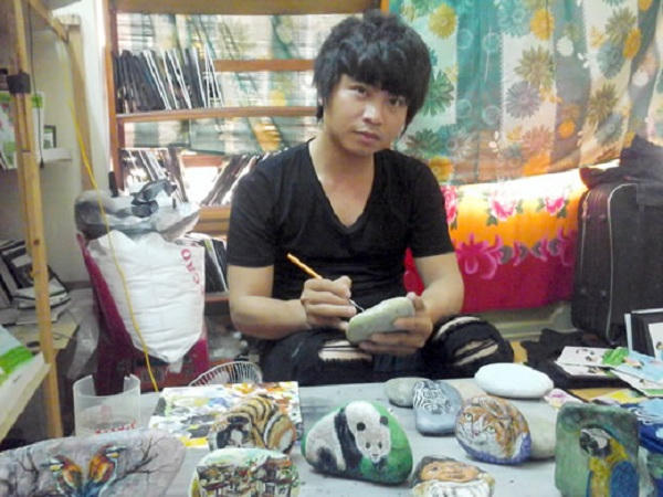 Độc đáo tranh trên đá cuội của chàng họa sĩ phố biển