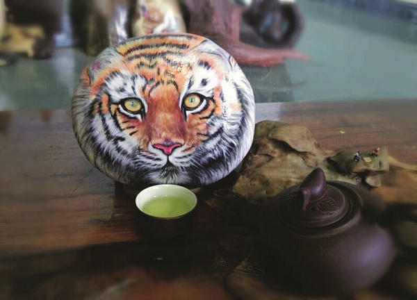 Độc đáo tranh trên đá cuội của chàng họa sĩ phố biển