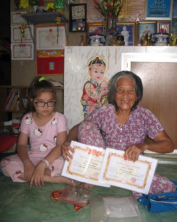 Cụ 76 tuổi nhặt ve chai kiếm tiền để hai chắt không phải ăn mày