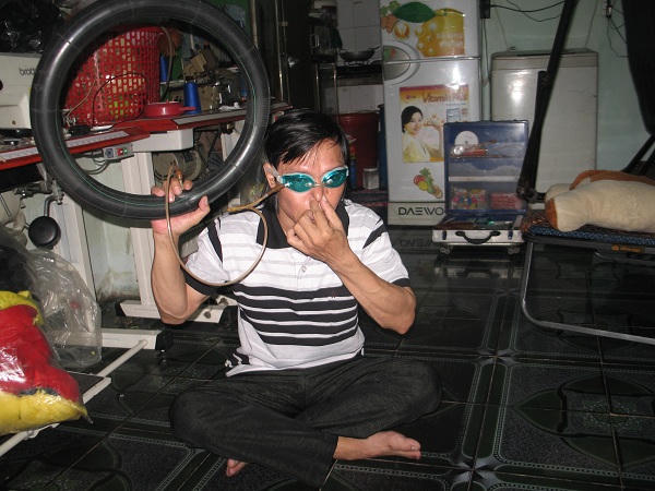 Đời ly kỳ của 'quái kiệt' phun sữa, bơm xe bằng... mắt