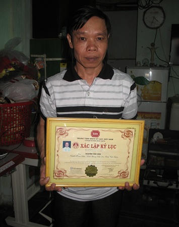 Đời ly kỳ của 'quái kiệt' phun sữa, bơm xe bằng... mắt