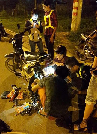 Đội tình nguyện hút đinh trên tuyến đường 'đao phủ' ở Đồng Nai