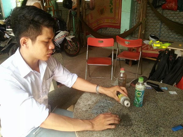 Đội tình nguyện hút đinh trên tuyến đường 'đao phủ' ở Đồng Nai