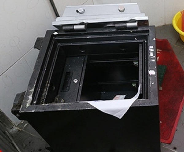 Đạo chích để lại tâm thư trong két sắt