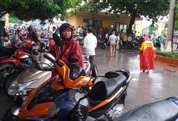 Thí sinh đội mưa đi làm thủ tục thi tốt nghiệp THPT tại Hà Nội