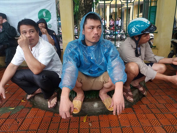 Thí sinh đội mưa đi làm thủ tục thi tốt nghiệp THPT tại Hà Nội