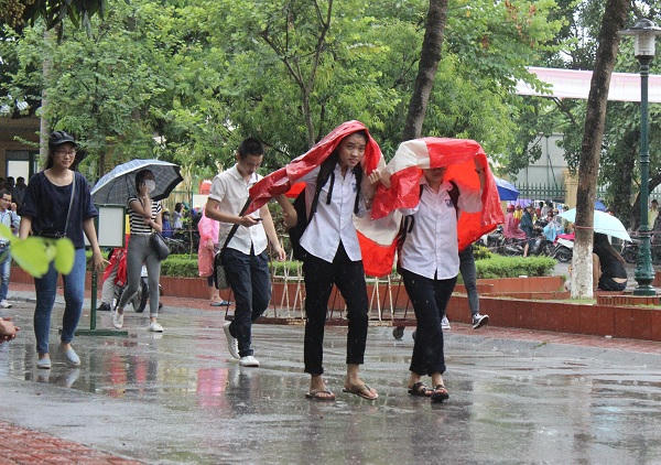 Thí sinh đội mưa đi làm thủ tục thi tốt nghiệp THPT tại Hà Nội