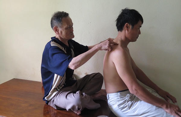 Hàng ngàn người xúc động trước vị chưởng môn võ công thâm hậu khóc con đến mù mắt