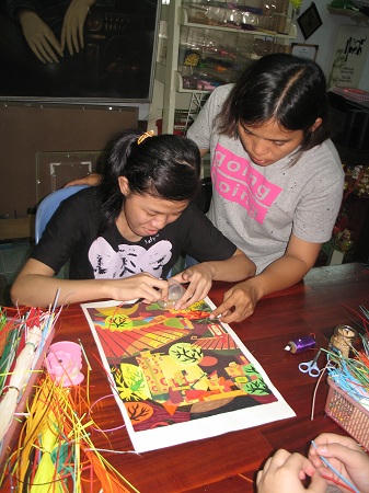 Cô gái khuyết tật ghép tranh giấy cưu mang những người cùng cảnh ngộ