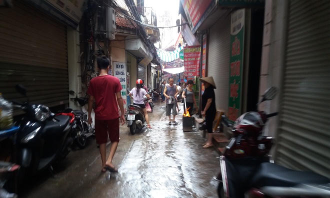 'Tháng cô hồn' nơm nớp lo lửa khói vàng mã hè phố Hà Nội