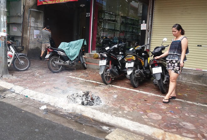 'Tháng cô hồn' nơm nớp lo lửa khói vàng mã hè phố Hà Nội