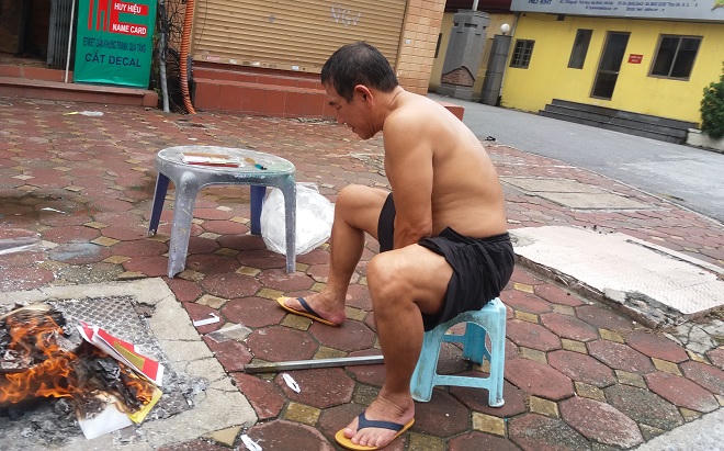 'Tháng cô hồn' nơm nớp lo lửa khói vàng mã hè phố Hà Nội