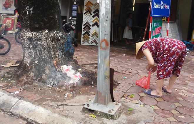 'Tháng cô hồn' nơm nớp lo lửa khói vàng mã hè phố Hà Nội