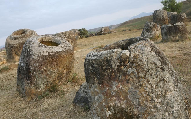 Bí ẩn cánh đồng chum ma quái ở Lào