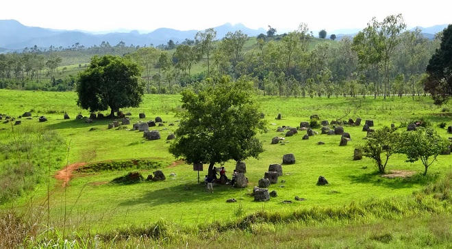 Bí ẩn cánh đồng chum ma quái ở Lào