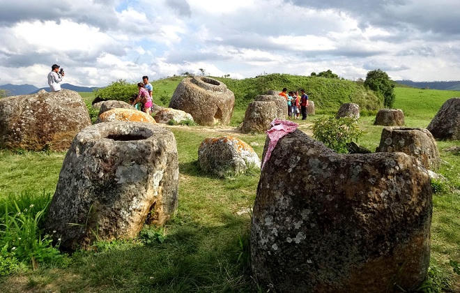 Bí ẩn cánh đồng chum ma quái ở Lào