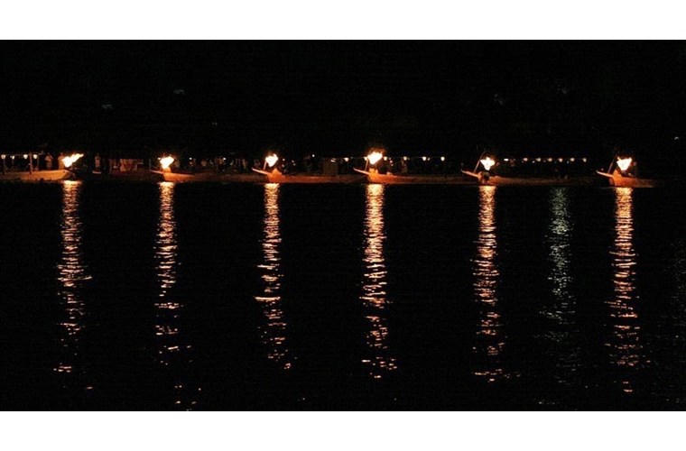 Độc đáo kỹ thuật đánh bắt cá bằng chim cốc và lửa ở Nhật Bản