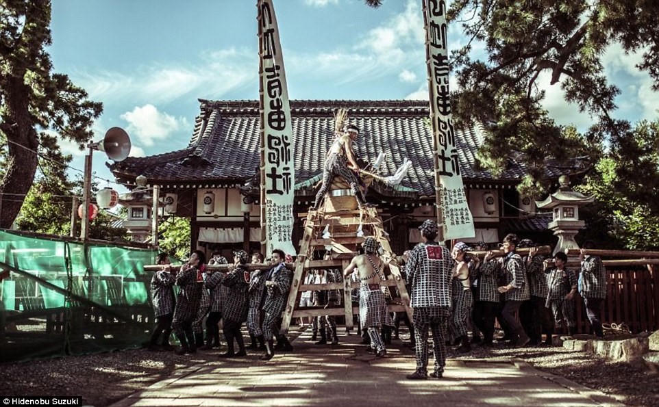 Le hoi ban phao hoa bang tay khong o Nhat hinh anh 11