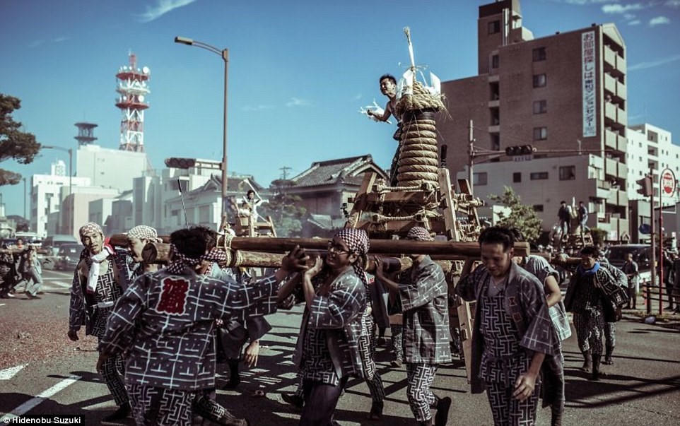 Le hoi ban phao hoa bang tay khong o Nhat hinh anh 12