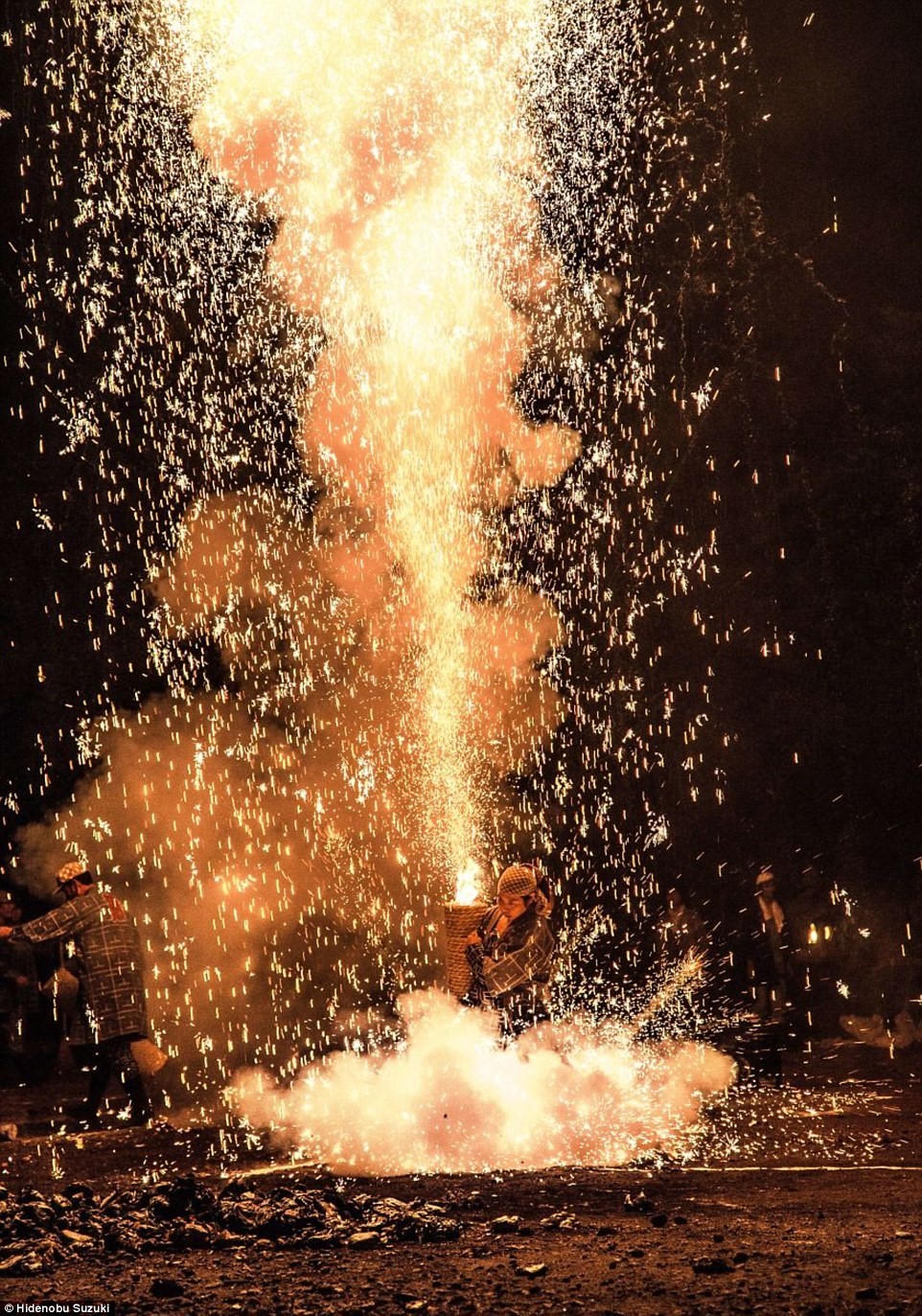 Le hoi ban phao hoa bang tay khong o Nhat hinh anh 8